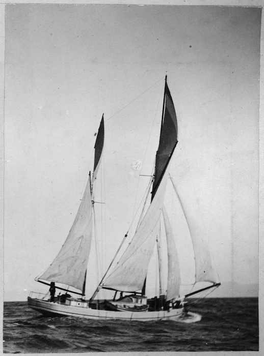 Black and white image of the ketch Comet. Seen from the side and under sail at sea.