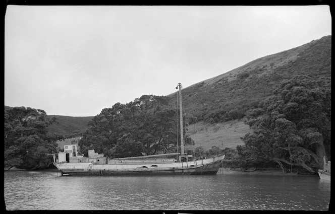 Black and white image of the Pearl Kasper scow at Houhora Harbour. Viewed from the side.